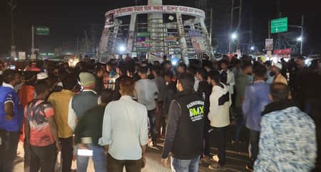 বাসে নারী শিক্ষার্থীকে হেনস্তা, মহাসড়ক বন্ধ করে সাধারণ শিক্ষার্থীদের বিক্ষোভ