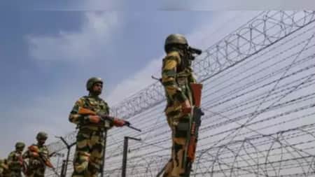 সীমান্তে গ্রামে গ্রামে সমন্বয় আলোচনা সভা করছে ভারতের বিএসএফ