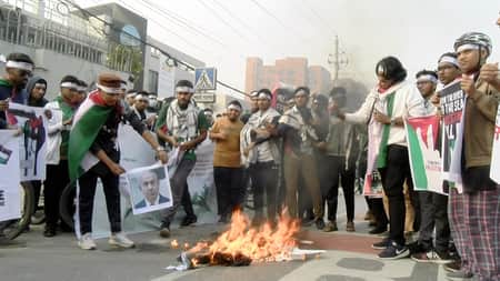 বিশ্ব মানবাধিকার দিবসে ইসরায়েলি প্রধানমন্ত্রীর কুশপুত্তলিকা দাহ ঢাবি শিক্ষার্থীদের