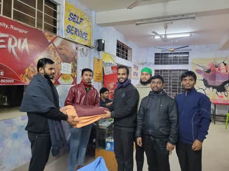 বেরোবিতে শিবিরের শীতবস্ত্র বিতরণ