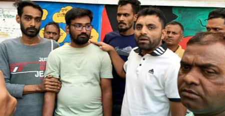 রাজশাহীতে ছাত্রলীগ কর্মীকে ধরে পুলিশে দিল ছাত্রদলের নেতা-কর্মীরা chatrodol