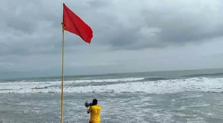 সমুদ্রবন্দর থেকে নামানো হলো সতর্ক সংকেত