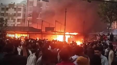 উত্তরার ১১ নম্বর সেক্টরের কাঁচাবাজারে আগুন নিয়ন্ত্রণে কাঁচাবাজারে আগুন