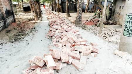 নির্মাণাধীন সড়কের ইট