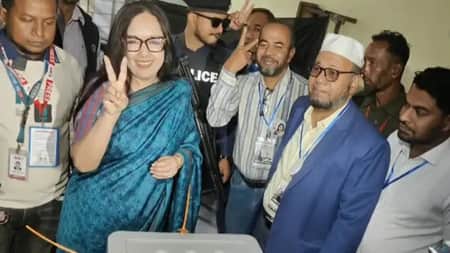 এগিয়ে আছেন