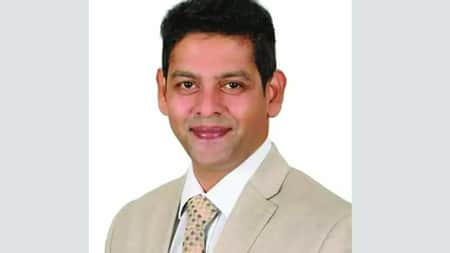 এগিয়ে আছেন