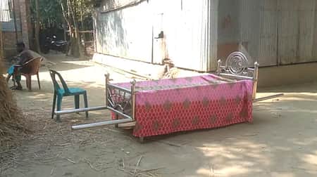 সম্পত্তি নিয়ে বিরোধে ৩০ ঘণ্টা আটকে ছিল বাবার মরদেহ, সমঝোতার পর দাফন দাফন সম্পন্ন