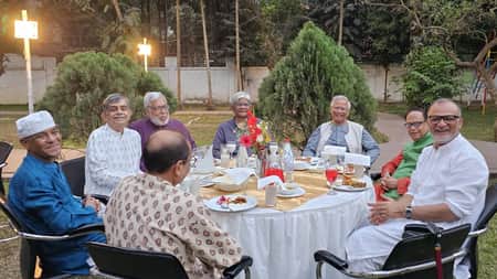 মিন্টো রোডে ইফতারে ড. ইউনূসসহ সদ্য বিদায়ি উপদেষ্টারা বিদায়ি উপদেষ্টারা