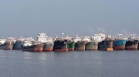 ৪০ দিনের বেশি বহির্নোঙরে অবস্থান, ১৩ জাহাজকে জরিমানা জাহাজ