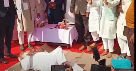 শীতল পাটি উপহার পেয়ে মঞ্চেই শুয়ে পড়লেন জামায়াতের আমির Mir