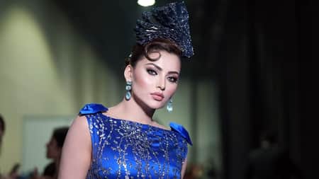 জন্মদিনে ১৬ কোটির হীরার কেক কাটলেন উর্বশী উর্বশী