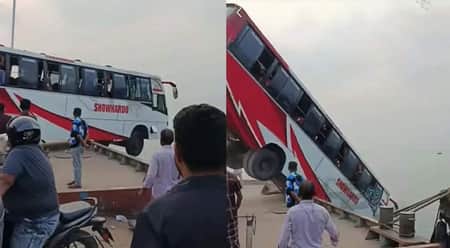 পদ্মায় বাসডুবি