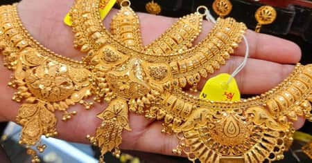 বিশ্ববাজারে আরও কমলো সোনার দাম, দেশে ভরি কত? সোনার দাম