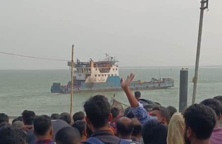 এক ঘণ্টা পর পাটুরিয়া-দৌলতদিয়া নৌরুটে ফেরি চলাচল স্বাভাবিক