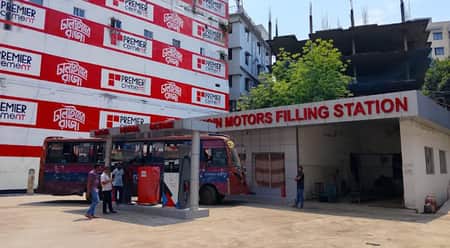 সরকার বলছে সংকট নেই : পাম্প কোথাও বন্ধ, কোথাও লম্বা লাইন পেট্রোল পাম্প