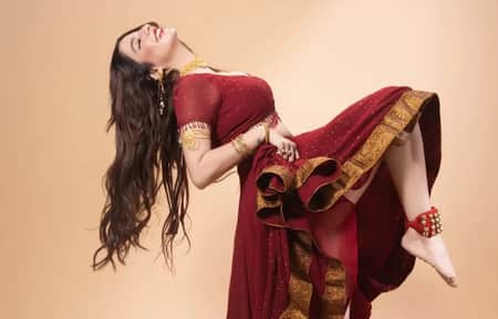জুতার দোকানে চাকরি, ফেরি করে সিডি বিক্রি, ‘ধুরন্ধর’ গায়িকার স্বপ্নপূরণের গল্প ধুরন্ধর