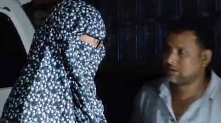 বোরকা পরে পাম্পে