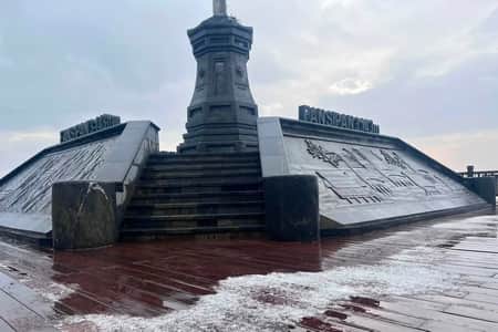 হঠাৎ ফানসিপান চূড়ায় ৩০ মিনিটের আকস্মিক শিলাবৃষ্টি, ঝড়ে পর্যটকদের বিস্ময় শিলাবৃষ্টি