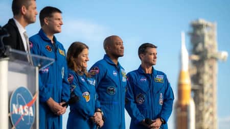 nasa artemis rocket launch astronauts