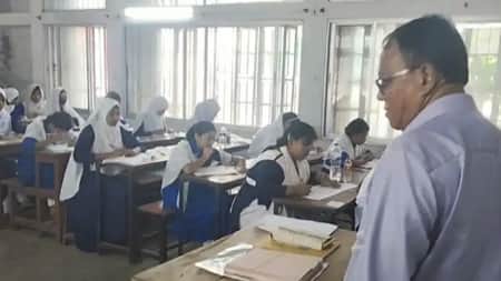 মন্ত্রীর নির্দেশ অমান্য করে পরীক্ষার হলে এমপি, করলেন ফেসবুক লাইভ selim