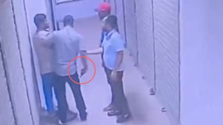 ময়লার দখল রাখতে পিস্তল ঠেকিয়ে যুবদল নেতার হুমকি ময়লার দখল