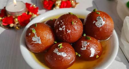 মাত্র কয়েক উপকরণে তৈরি করুন সুস্বাদু গুঁড়া দুধের মিষ্টি মিষ্টি