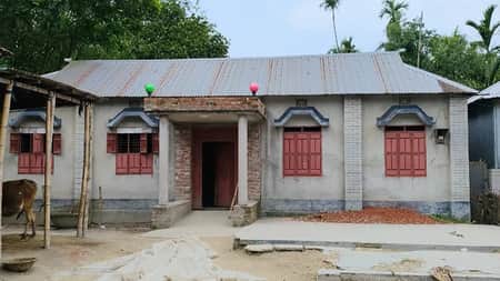 ত্রাণের টিন ধনীর ঘরে, সমালোচনার মুখে ফেরত দিলেন বিএনপি নেতা বিএনপি নেতা