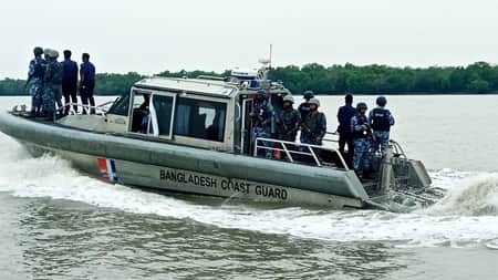 লঞ্চে ঝুঁকিপূর্ণ