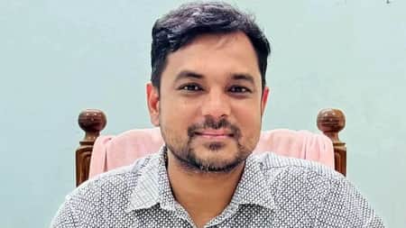 সাভারের সাব-রেজিস্ট্রার জাকির হোসেন
