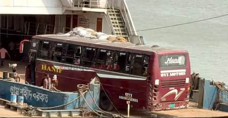 ফেরিঘাটে যাত্রী