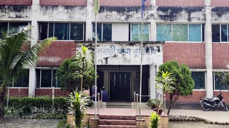বাবার সঙ্গে গাঁজা নিতে এসে ১৪ বছরের কিশোরী আটক আটক
