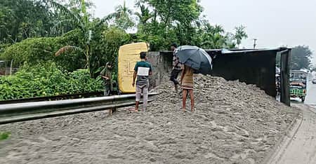 রেললাইনে বালুভর্তি ট্রাক উল্টে কুড়িগ্রামের রেল যোগাযোগ বন্ধ বন্ধ