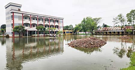সামান্য বৃষ্টিতেই তলিয়ে যায় বিদ্যালয় মাঠ, থমকে যায় শিক্ষার পরিবেশ বৃষ্টি