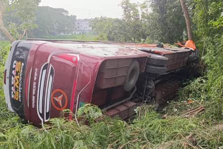 গোপালগঞ্জে বাস–ট্রাক ত্রিমুখী সংঘর্ষে একজন নিহত, আহত অর্ধশতাধিক সংঘর্ষ
