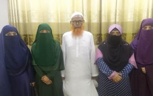 চার মেয়েকে কোরআনে হাফেজা বানালেন শামসুন্নাহার