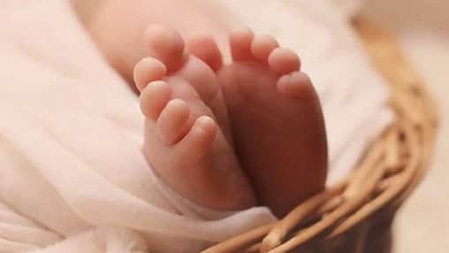 বিয়ে হয়েছে ৪ মাস, এরইমধ্যে ১০ মাসের সন্তান প্রসব!