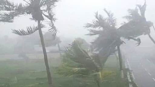বাংলাদেশের উপকূল অতিক্রম সম্পন্ন করেছে সুপার সাইক্লোন ‘আম্ফান’
