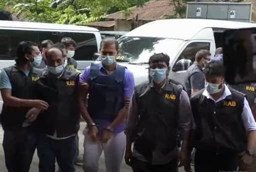‘ক্রসফায়ার ব্ল্যাকমেইল’: ওসি প্রদীপের বিরুদ্ধে মামলার মিছিল