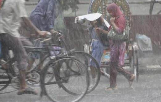 তুমুল ঝড়োবৃষ্টিতে সকাল শুরু রাজধানীবাসীর