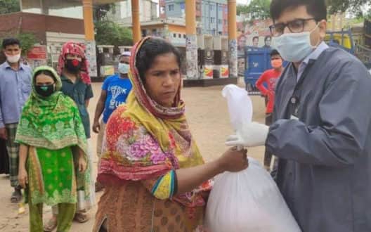 ফোন কলের ভিত্তিতে ঢাকা জেলা প্রশাসনের ত্রাণ বিতরণ