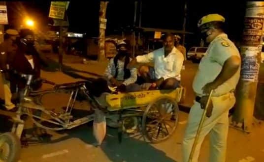 দিল্লি থেকে বিহার, দীর্ঘ পথ পেরিয়ে তিন শ্রমিকের বাড়ি ফেরার পথে পাশে দাঁড়াল পুলিশ