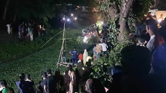ড্রাইভার নেমে গেলে বাস নিয়ে খাদে পড়েন হেলপার