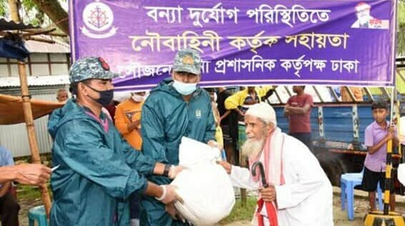 ঢাকার দোহারে বন্যার্তদের খাদ্য ও চিকিৎসা সহায়তা দিল নৌবাহিনী