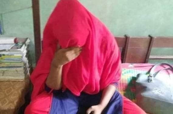 ছাত্রীকে জড়িয়ে ধরে গোপনস্থানে প্রাথমিক শিক্ষকের হাত