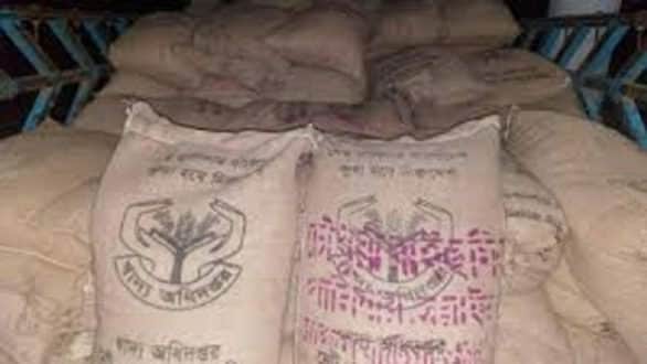 টাঙ্গাইলে সরকারি চালসহ অটোচালক জনতার হাতে ধরা