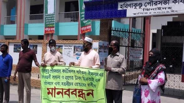 মেয়রকে মারধর করে করোনার ত্রাণের টাকা ছিনতাই
