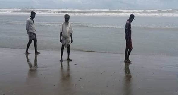 কক্সবাজার সৈকতে ভেসে আসছে হীরা-স্বর্ণের গহনা!