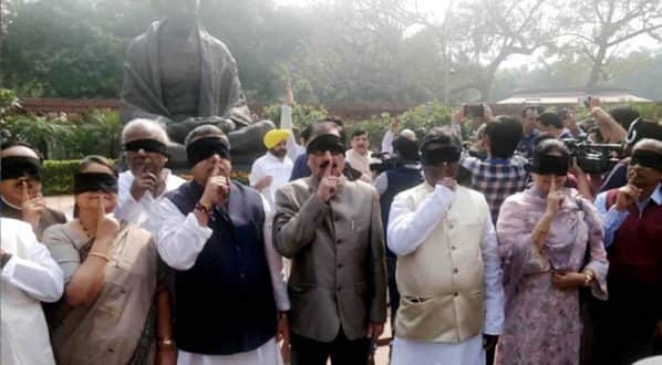 অমিত শাহের পদত্যাগের দাবিতে উত্তাল ভারতের সংসদ