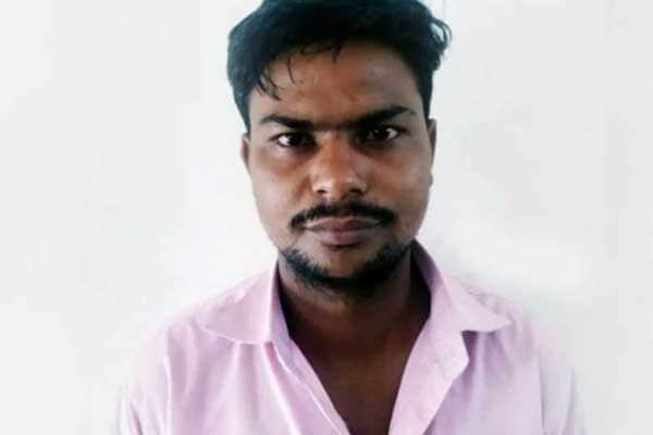 স্ত্রীর বিদেশ যাওয়া ঠেকাতে স্বামীর অবাক কাণ্ড!