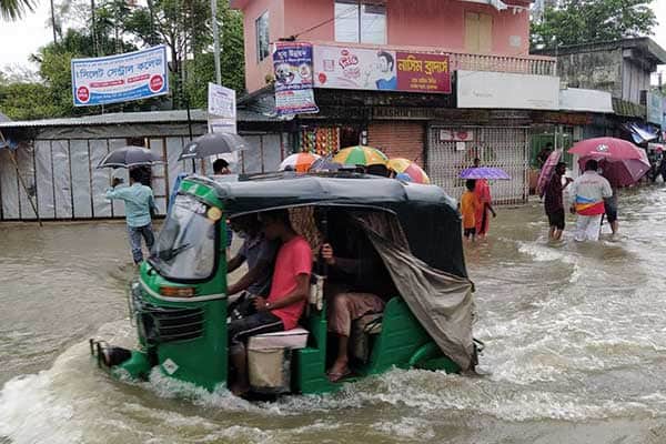 তলিয়ে গেছে সুনামগঞ্জ শহর, ব্যাহত হচ্ছে যান চলাচল